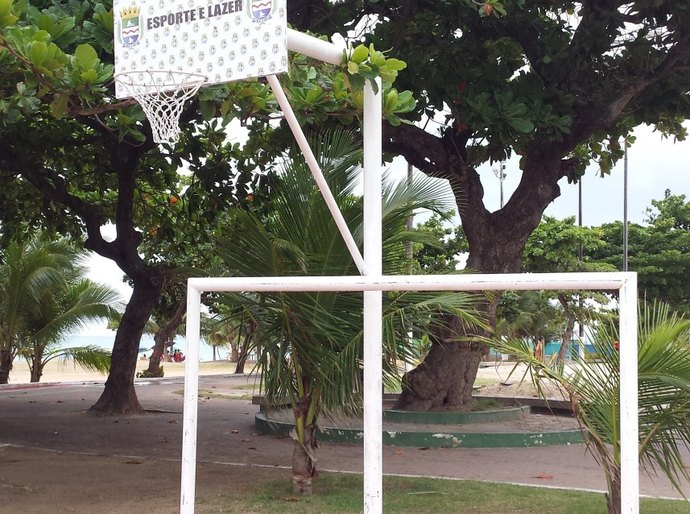 Prefeitura de Maceió recupera tabelas de basquete na Pajuçara
