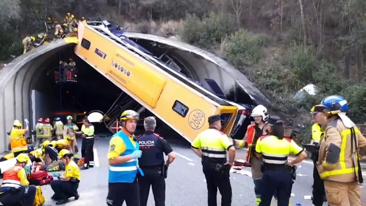Espanha: acidente deixa ônibus parado na vertical em túnel