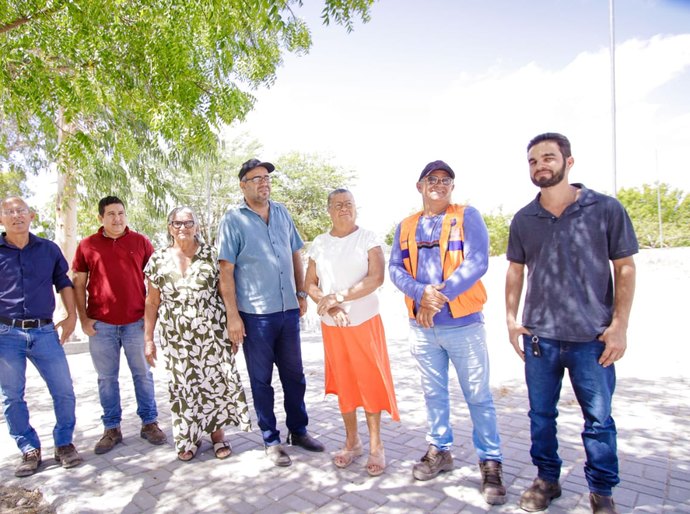 Prefeita Tia Júlia visita obras de manutenção na praça da comunidade Riacho Fundo