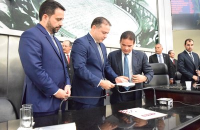 A democracia nasce no Parlamento, afirma Marcelo Victor