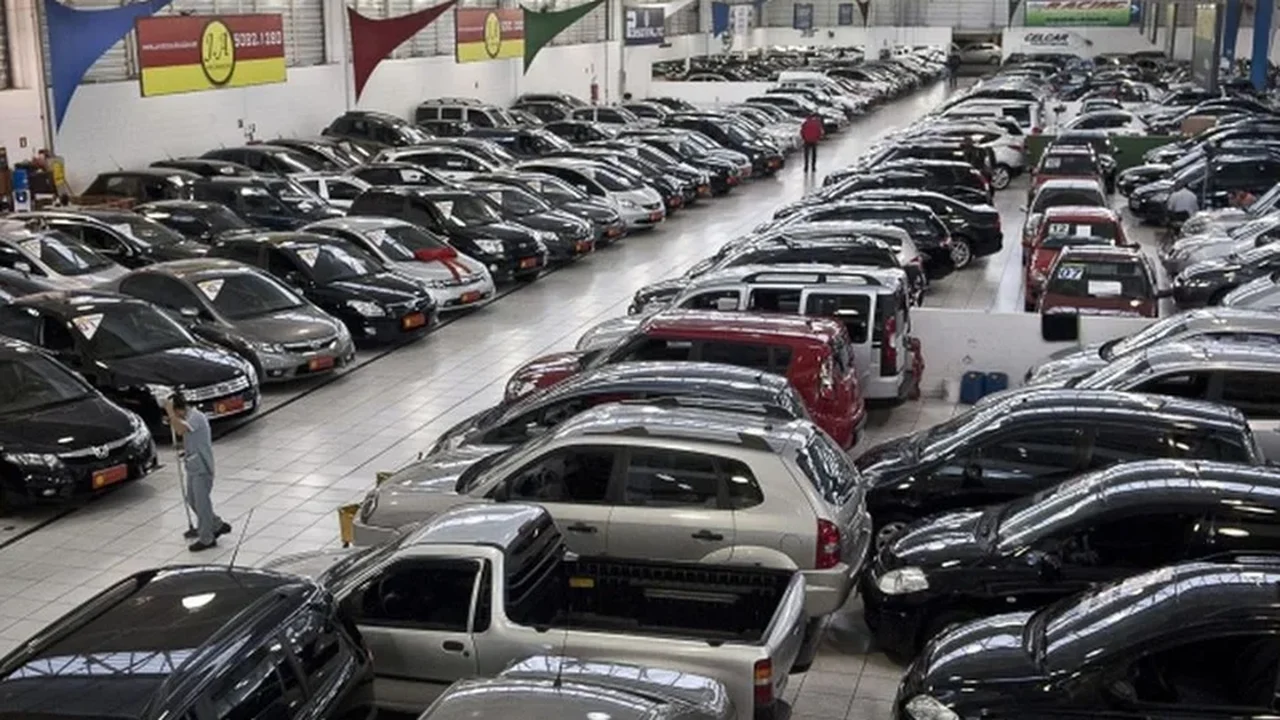 Pátios lotados, vendas em queda e juros altos desafiam mercado de carros seminovos