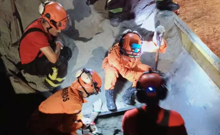 Bombeiros trabalhando no resgate do trabalhador