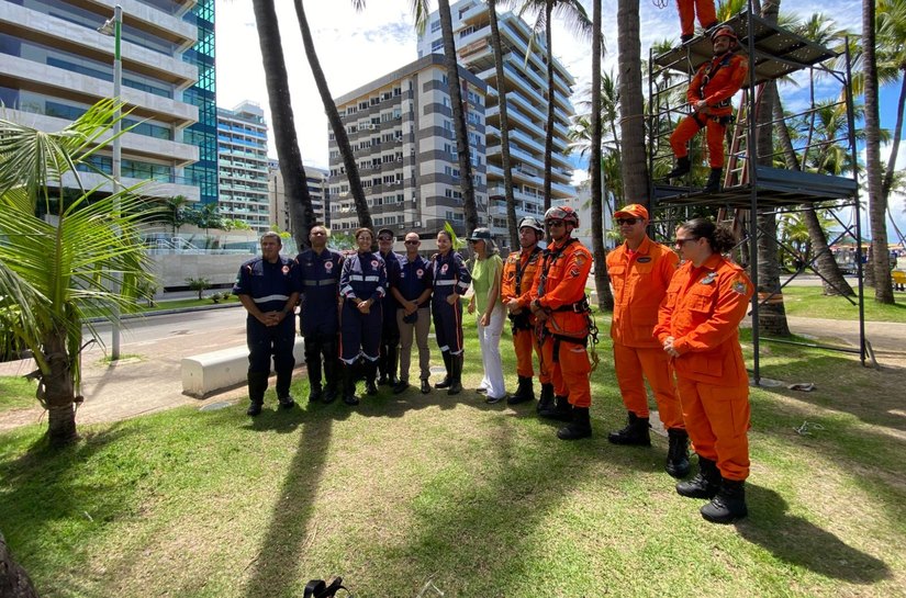 Samu e Bombeiros simulam resgate de vítimas de acidentes de trabalho na campanha Abril Verde
