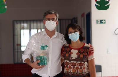 Crianças fazem colheita e homenagem ao secretário de Educação em Cmei