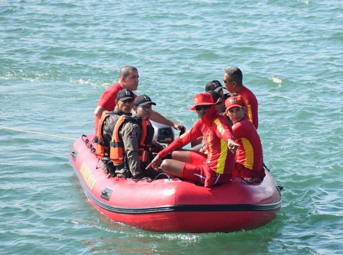 Corpo de Bombeiro resgata dois pescadores após naufrágio de catamarã em Maceió