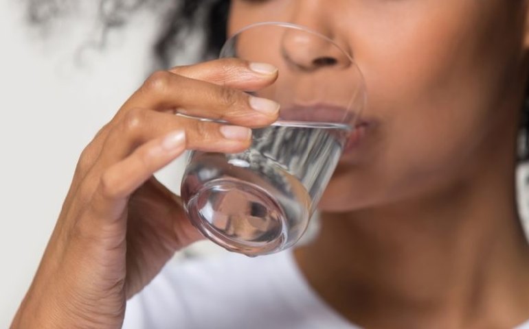 Beber água retarda o envelhecimento e previne doenças