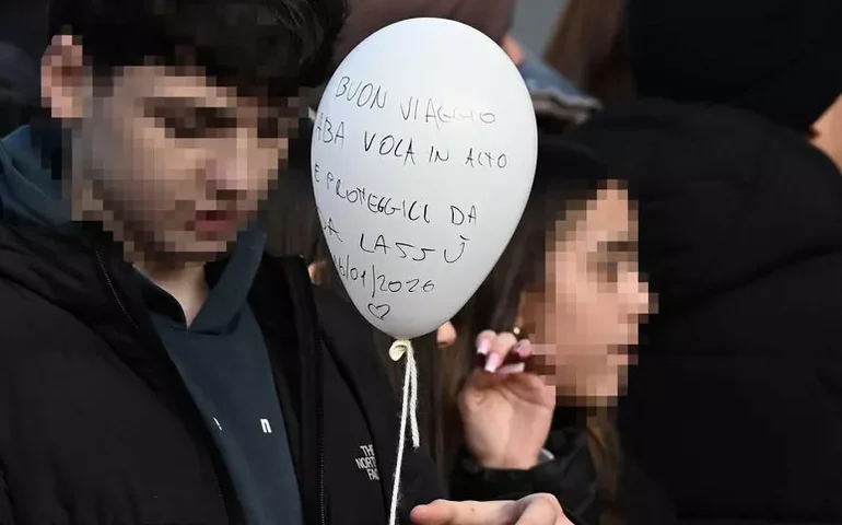 Após assassinato de aluno, escolas na Itália poderão usar detector de metais