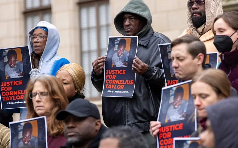 Família de homens esmagados por uma escavadeira em sua tenda em um acampamento de sem-teto em Atlanta processa organizações sem fins lucrativos