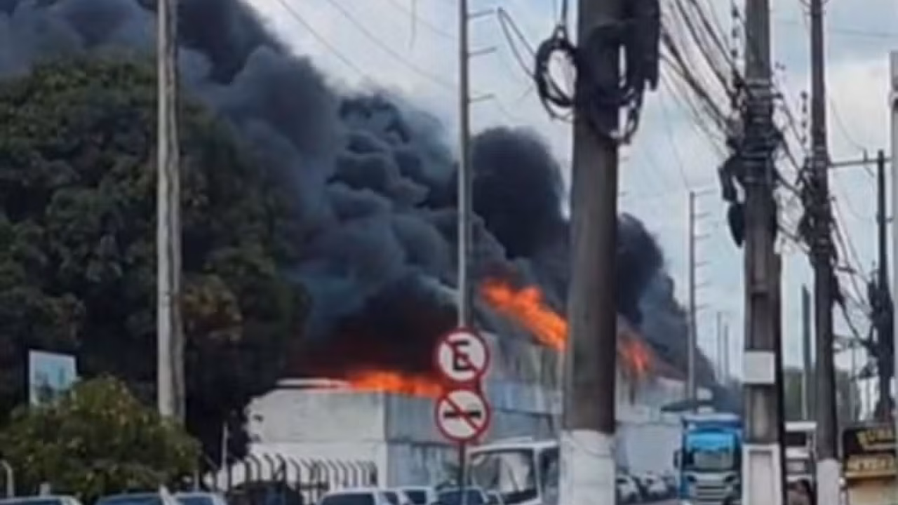 Fogo de grandes proporções atinge fábrica de descartáveis no Distrito Industrial de Maceió