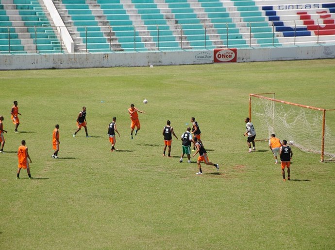 Coruripe faz treino de reconhecimento de campo no estádio Antônio Mariz