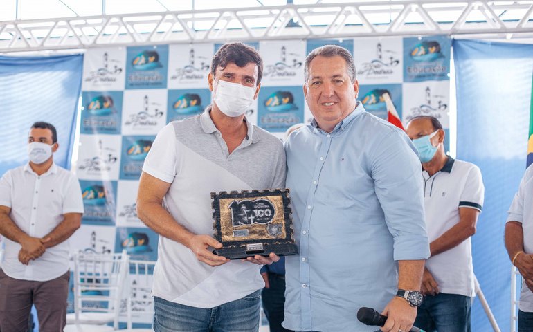 Secretário de Turismo recebe homenagem da Prefeitura de Porto de Pedras nos 100 anos de emancipação política