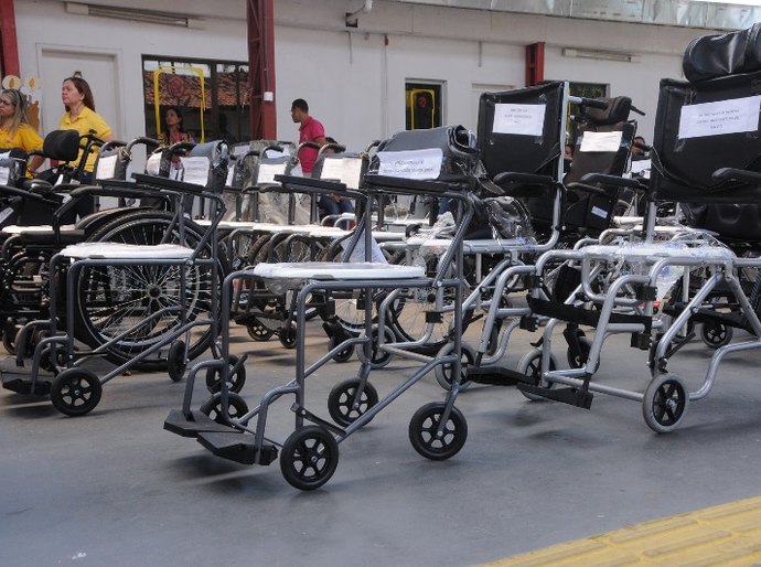 Pestalozzi de Maceió entrega cadeiras de rodas a pessoas com deficiência