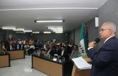 Prefeito é homenageado durante inauguração das novas instalações da Câmara de Arapiraca