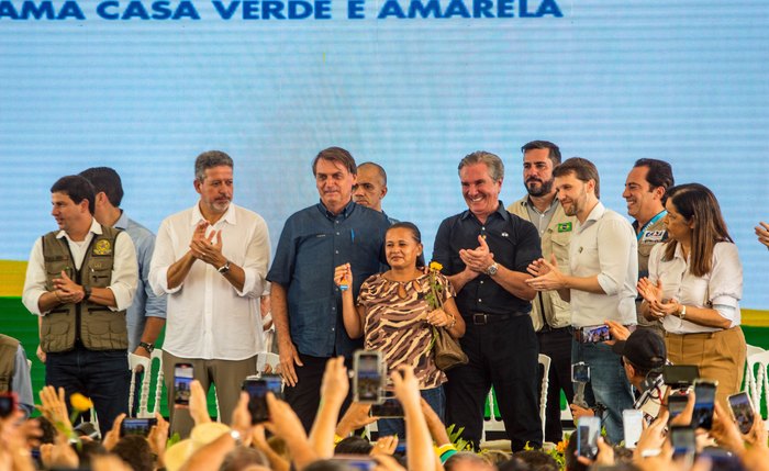 Bolsonaro entrega residencial no bairro do Vergel do Lago