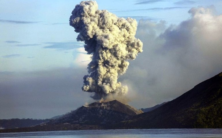 Vulcão de Papua Nova-Guiné tem erupção 'gigantesca' e expele lava a 15 km de altura