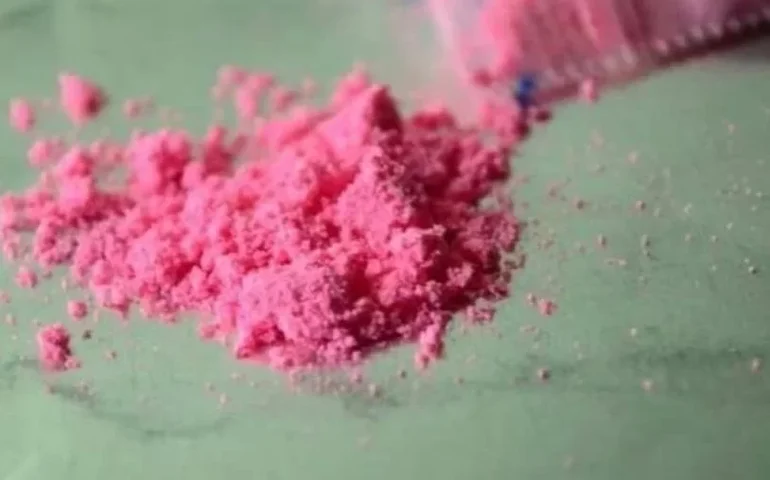 Entenda o que é a 'cocaína rosa', droga suspeita de causar morte de brasileira na Argentina e adolescente na Espanha
