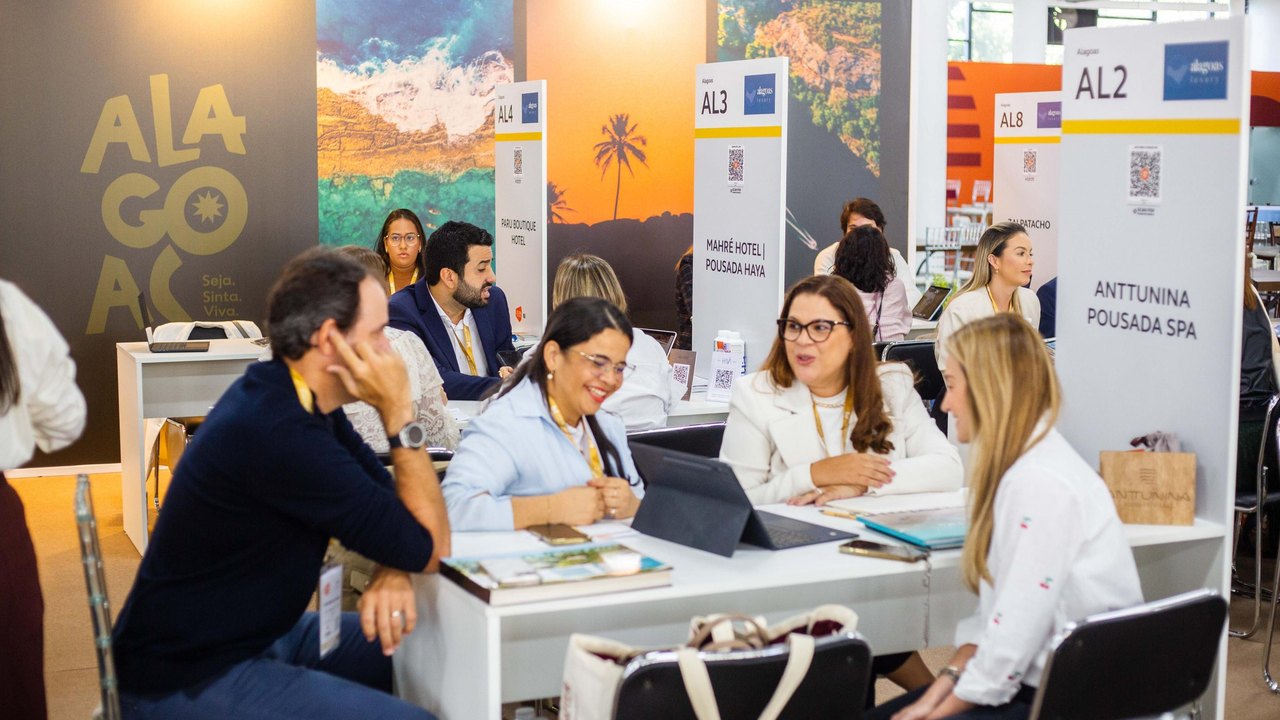 Alagoas aposta no turismo de luxo para ampliar conexões internacionais em feira em São Paulo