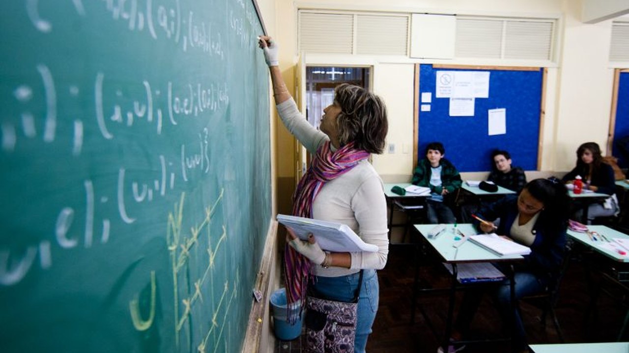 Professores podem pedir Carteira Nacional Docente a partir desta quinta-feira; saiba como