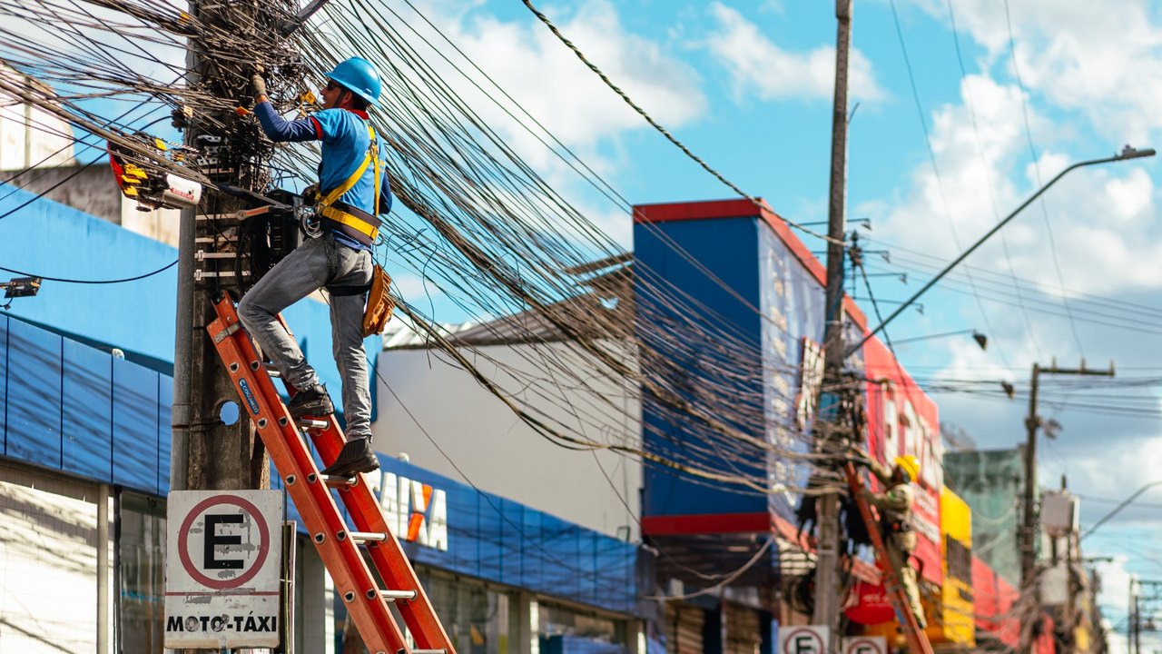 Prefeitura intensifica operação de reordenamento dos fios e cabos de internet no Centro