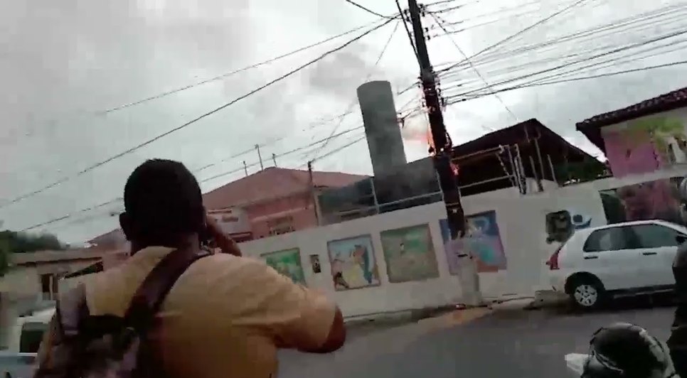 Poste pega fogo no bairro Siqueira Campos em Aracaju.jpg
