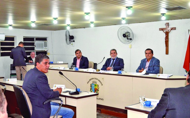 Partidos correm para filiar pré-candidatos a  vereador que podem se eleger com 300 votos