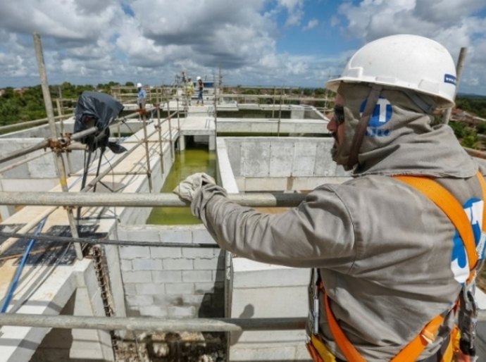 Governador visita obras de esgotamento sanitário no Benedito Bentes