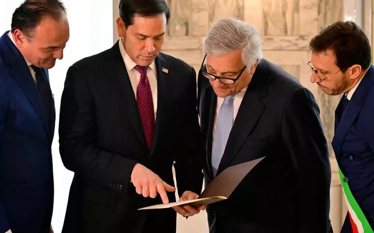 Rubio recebe árvore genealógica com origens italianas durante visita a Roma