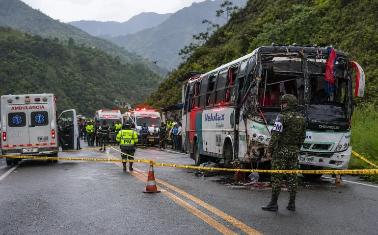 Explosão em ônibus deixa ao menos dez mortos no sudoeste da Colômbia