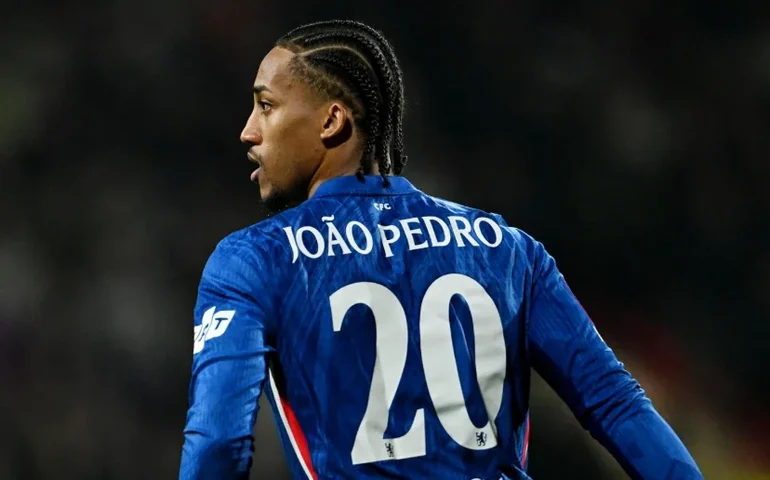 João Pedro entra no radar do Barcelona para reforçar o setor ofensivo, diz jornal