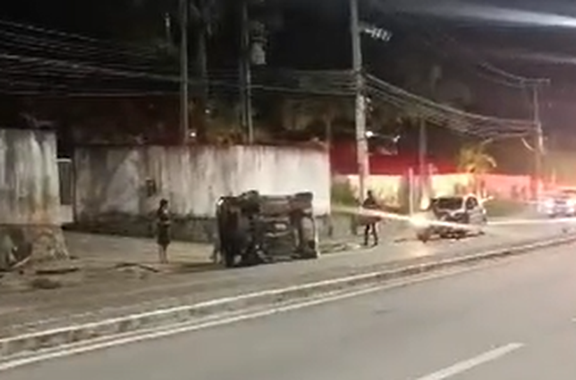 Carro em alta velocidade capota, em Jacarecica