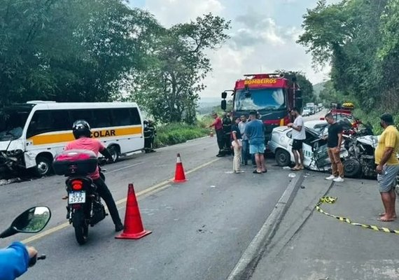 Colisão frontal entre micro-ônibus e táxi na BR-316 deixa dois mortos em AL