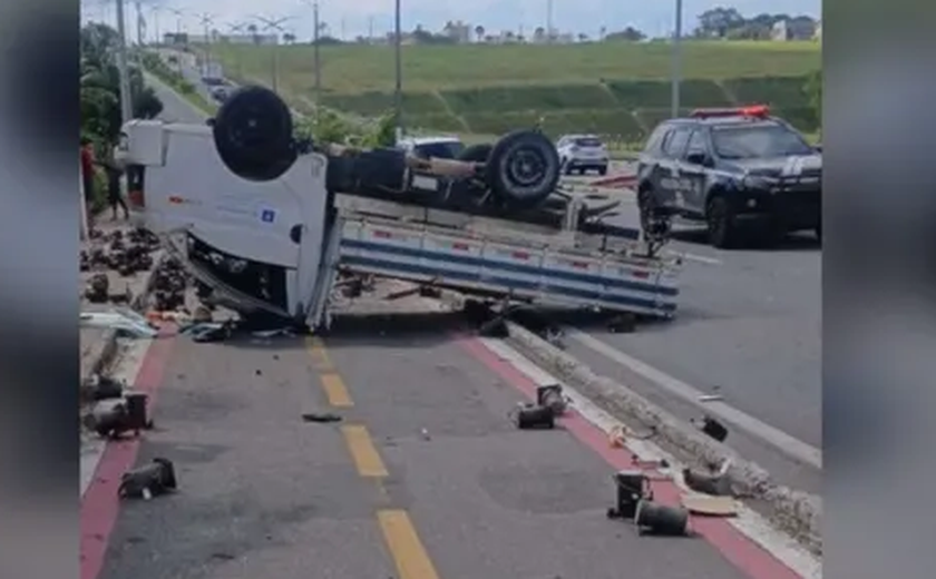 Caminhão capota no Barro Duro e deixa dois trabalhadores feridos em Maceió