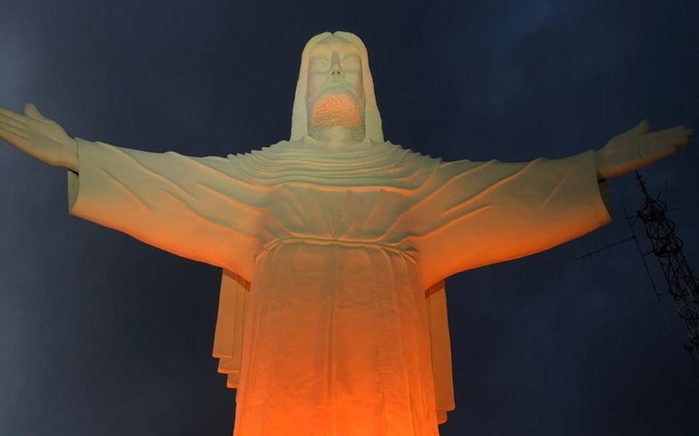 Cristo de Palmeira está iluminado em vermelho, para representar o combate contra a tuberculose