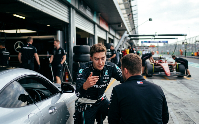 Russell brilha no fim e lidera último treino livre do GP da Austrália; Bortoleto é o 9º