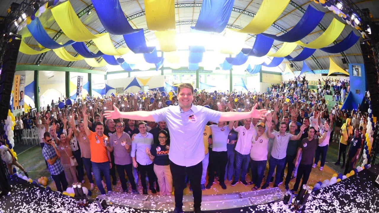Multidão lota ginásio em Maceió para lançamento da pré-candidatura de Davi Davino Filho ao Senado