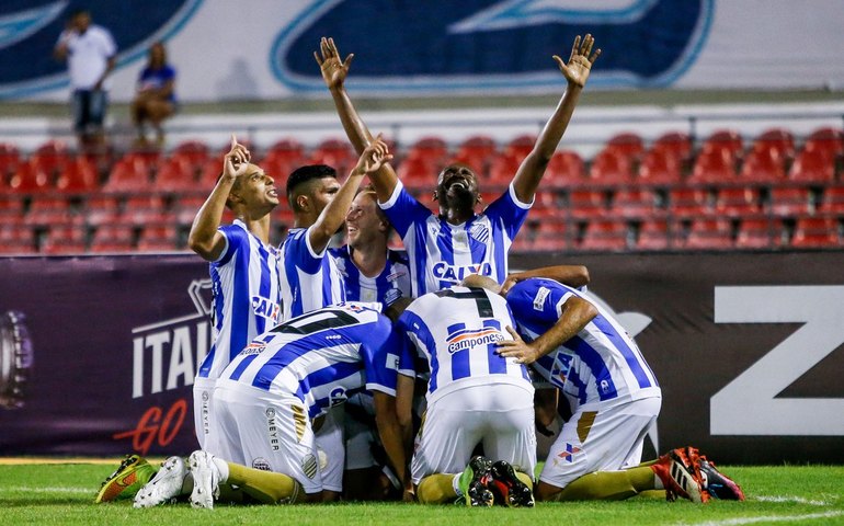 CSA enfrenta o São Bernardo, domingo, pela Série C; diretoria ainda busca reforços