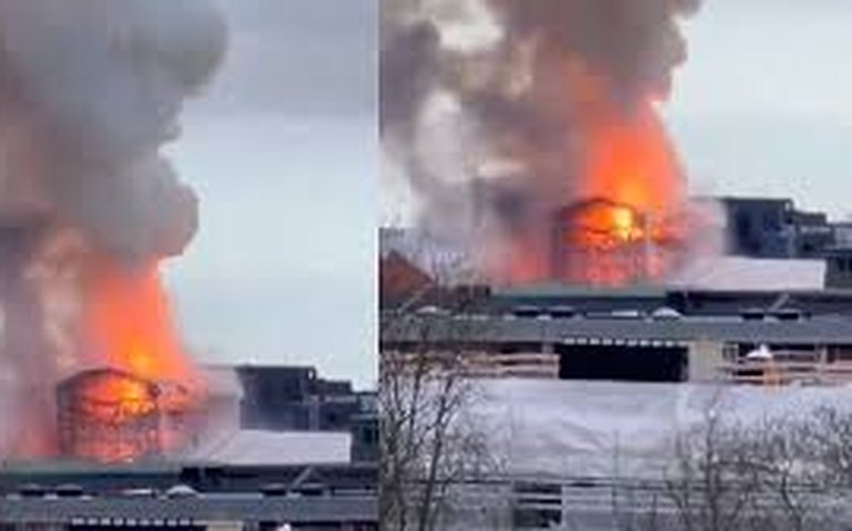 Grande incêndio atinge edifício de 400 anos que passava por obras em Copenhague; vídeos