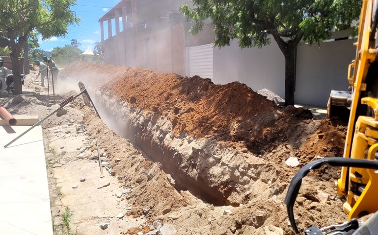 Vereador Geraldinho detona Águas do Sertão por destruir ruas na cidade; mas quem trouxe essa empresa para a cidade?