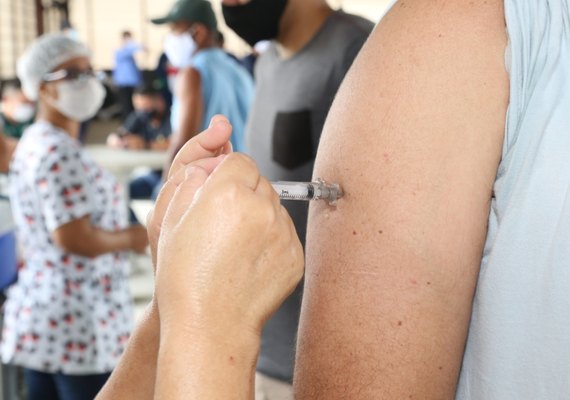 Prefeitura inicia 2ª dose de vacinação em cerca de 3 mil trabalhadores, no Polo Industrial