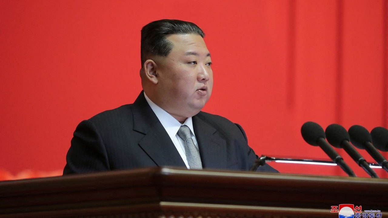 Líder da Coreia do Norte, Kim Jong-un dispara rifle de precisão em visita a soldados