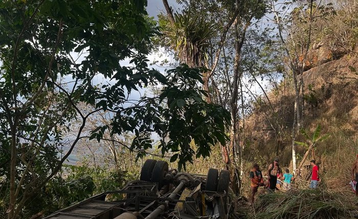 Populares tentam resgatar vítimas de acidente na Serra da Barriga