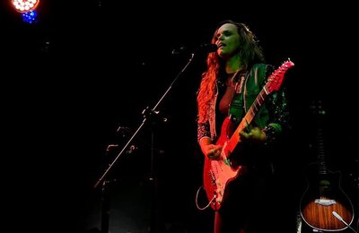 Sexta do Rock: Fernanda Guimarães se apresenta no Gira Mundo City Bar em Jaraguá​