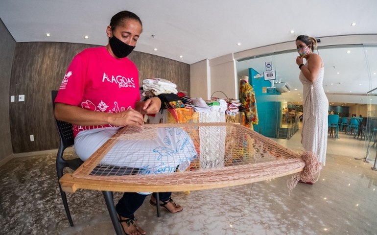 Artesãos do Pontal da Barra comercializam suas peças em hotéis de Maceió