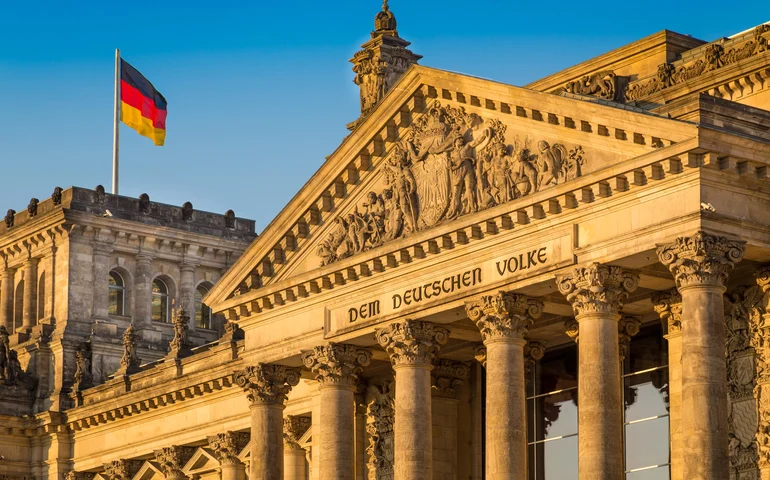 Parlamento alemão aprova pacote de pensões após rebelião em partido governista