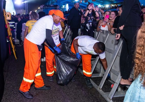 Garis em Maceió retiram cerca de três toneladas de lixo do São João em Jaraguá