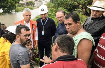 Prefeito Luciano visita bairros e anuncia ações emergenciais de apoio às famílias desabrigadas