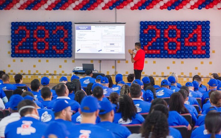 Trabalho: 328 profissionais assinam contrato de emprego com rede de supermercados