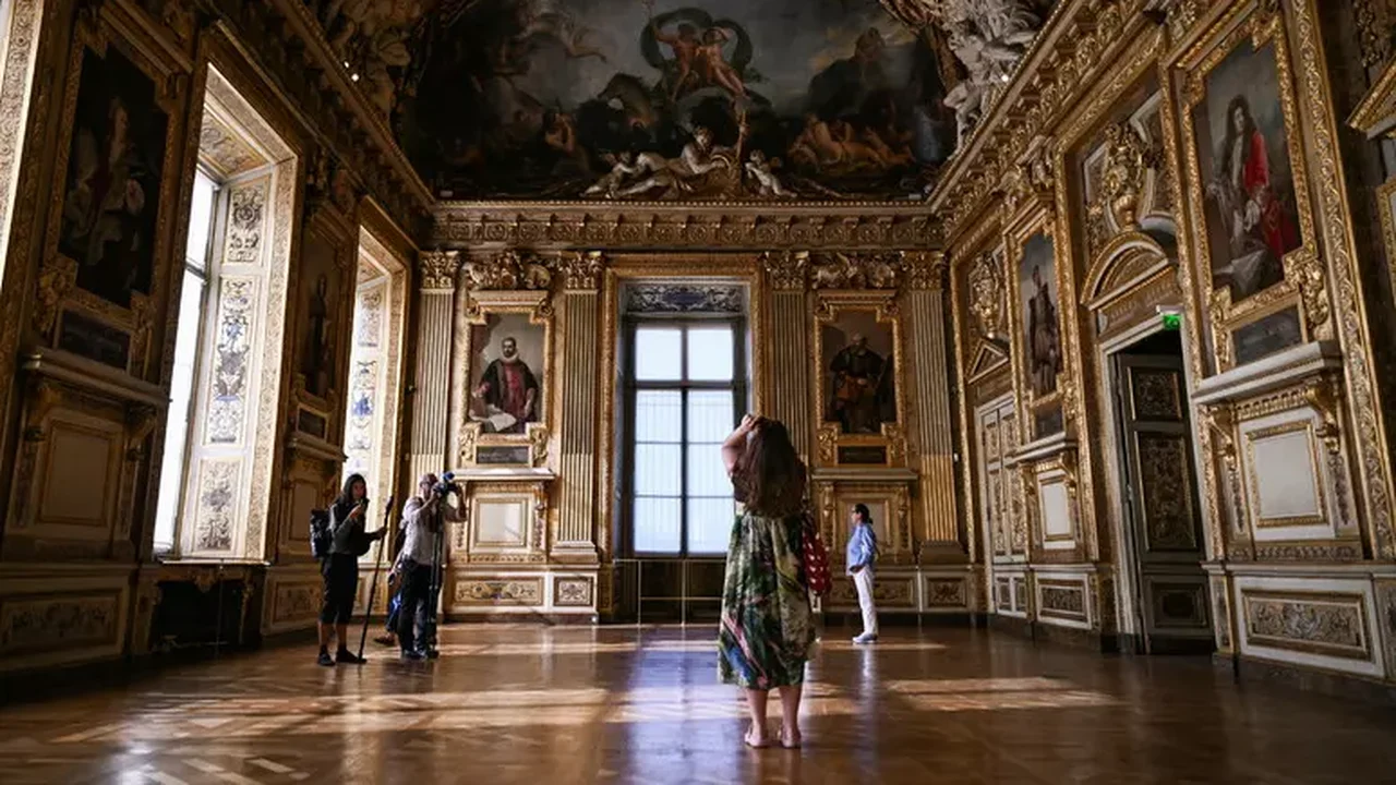 Museu do Louvre reabre Galeria Apollo nove meses após roubo milionário