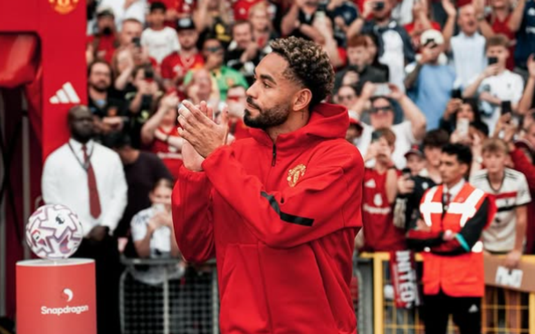 Matheus Cunha sai lesionado em vitória suada do Manchester United e preocupa Carlo Ancelotti