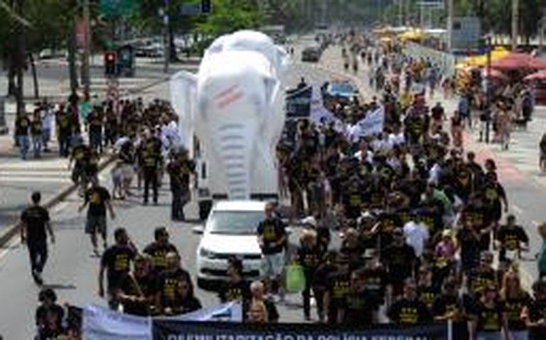 Faltando 60 dias para a Copa, policiais federais prometem parar durante o evento